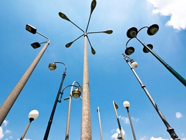 Street lamps with high performance corrosion coating 