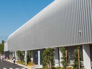 KingZip Linea was specified for the aquatic centre’s roof, which had bull nose detailing