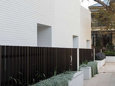 Painted face brick with raked joints was used to reference Bondi’s adjoining brick buildings in a contemporary way