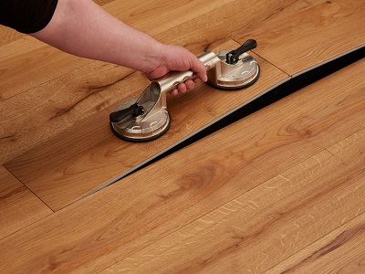 Magna: The flooring boards can be conveniently disconnected using a suction lifter
