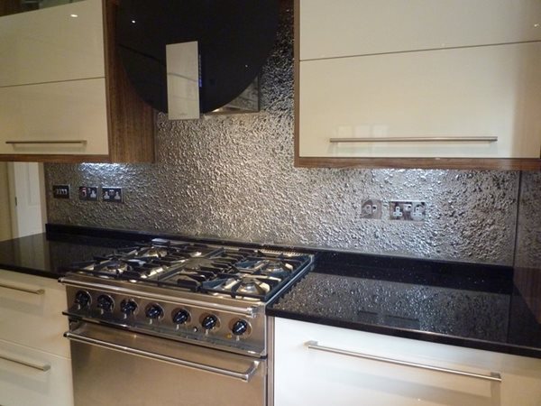 So, a splashback is better than tiles. Even if the grout in tiles will start to stain over time, a splashback will remain a smooth and easily cleaned surface.