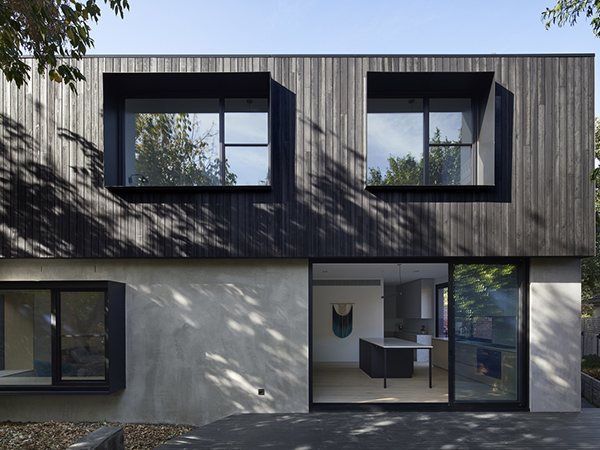 As a counterpoint to the solidity of the clinker brick of the original house, the addition is light weight and clad at the upper floor in charred timber. The charred timber cladding embeds the house in the woodland. The striking ebony hue of the cladding contrasts with the verdant green of the surrounding and living, leafy canopies. The durability, and low maintenance qualities of the selected external raw material make it both a complimentary and a sustainable choice for the harsh Australian climate.