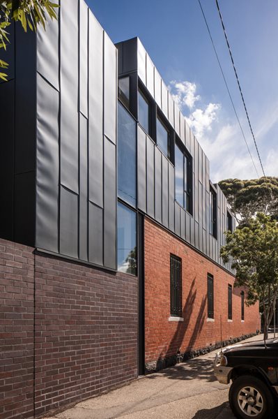 Station Street House sits on a prominent corner site in the heart of Carlton North. A new brick wall, distinct from the original pressed red bricks, forms the addition to the rear of the house.