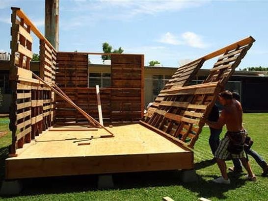 Jose Farre&nbsp;from&nbsp;DIY Pallet Furniture has released a new Youtube video documenting the construction of a small house built almost entirely from wooden pallets. Image: 99 Pallets.
