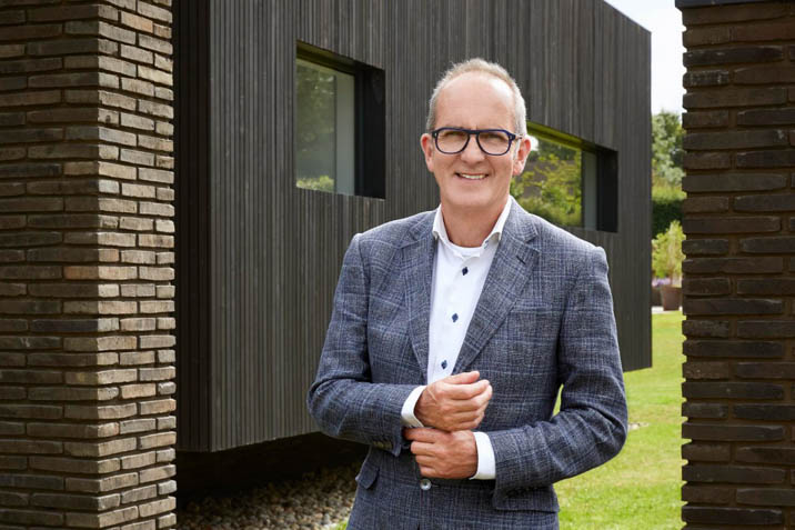Kevin McCloud with Glasses grand designs