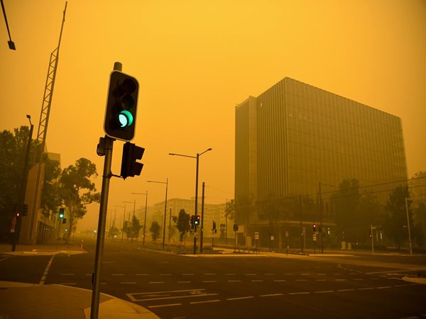 Bushfire smoke is everywhere in our cities. Here's exactly what you are inhaling