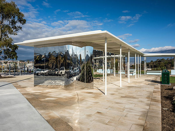 Coordination with Landscape Architects, Playstreet, was paramount to this project. A masterplan had been developed previously and construction of the far adjacent spaces had commenced. The edges surrounding the pavilion had been designed on a concept level only. The form of the building became a driver to mediate between the roadway and the water, and the park and the oval.