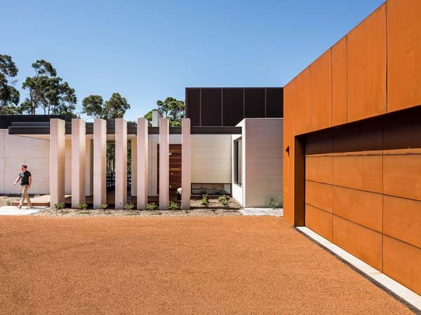 &nbsp;The bushland home (Photographer: Dion Robeson; Stylist: Anna Flanders; Builder: Built By S.)
