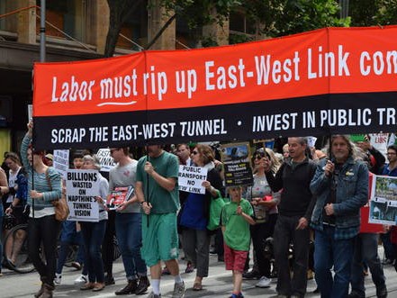 Victorians who opposed the East West Link before the November 2014 election would have felt not much had changed when the new government announced the West Gate Tunnel in March 2015. Image: Courtney Biggs/AAP

