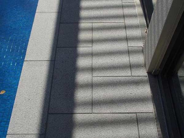 The silver granite’s bush hammer finish provided the prefect texture for a pool surround, offering great traction