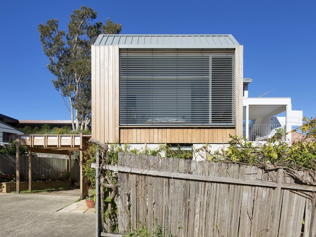 Brick veneer cottage in Sydney receives a timber-clad addition 