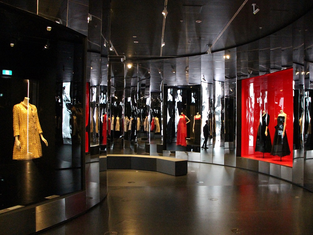 AODELI's stainless steel mirror panels provided the perfect backdrop for the Chanel exhibition