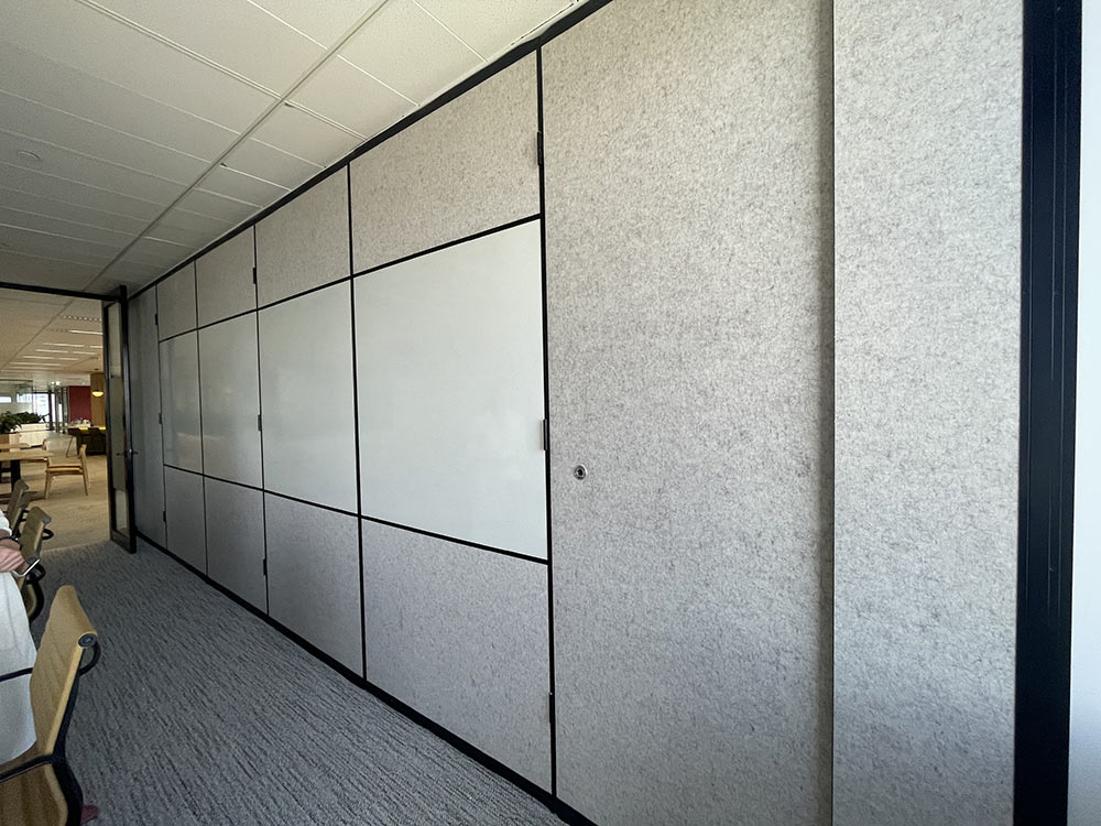 Bildspec Series 100 Rw47 centre-stacking operable wall at ACECQA’s Sydney office