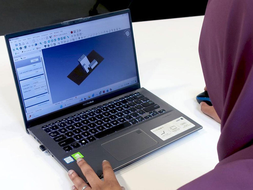 RMIT student Aminath Samaha using the BIPV Enabler during class