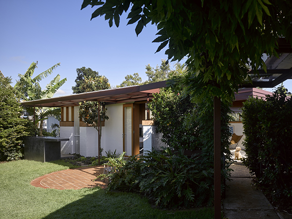 Located at the rear of a house near Moreton Bay foreshore, the studio is immersed in the garden. Research has linked nature, fresh air and natural light with productivity and creativity, so maintaining a connection with the garden informed the creative direction of the space.