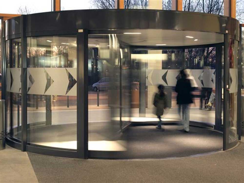 An automatic revolving door from ASSA ABLOY Entrance Systems at Vlietland Hospital 