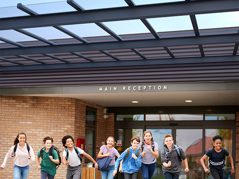 Sun protection in schools with polycarbonate canopies 