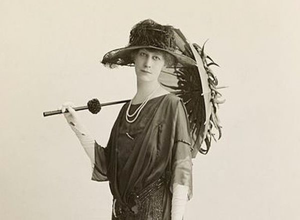 Woman in dress and hat