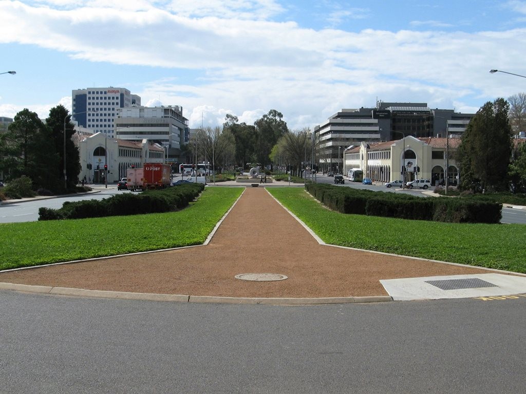 Canberra&#39;s main gateway, Northbourne Avenue, is set for significant redevelopment at the hands of the new City Renewal Authority. Image: Wikimedia Commons
