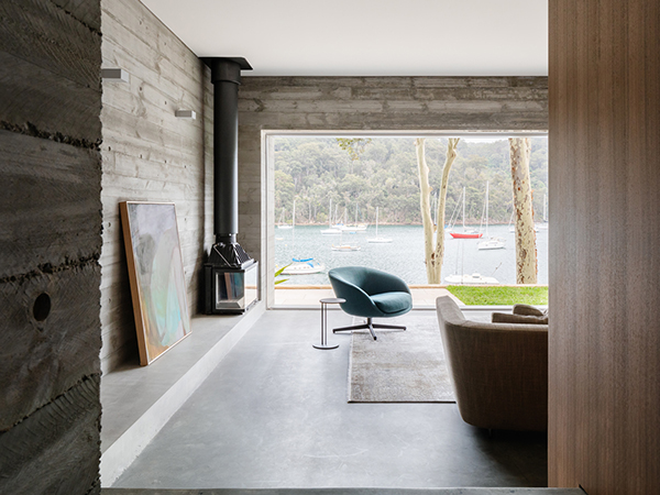 A large sunken courtyard is cut into the escarpment at the rear of the dwelling, providing a meditative and calming outlook from adjoining spaces, a juxtaposition to the site’s expansive and sometimes extreme primary aspect.
